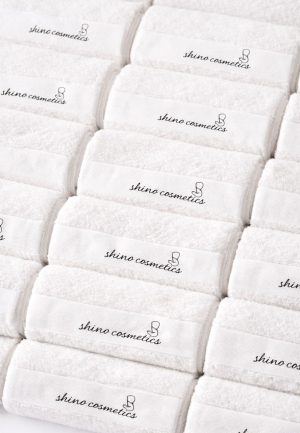 מגבות פנים – נוחות ואסתטיקה בכל טיפול כל טיפול קוסמטי מתחיל ומסתיים בפרטים הקטנים – והלקוחות שמות לב לכל מגע. מגבות פנים איכותיות הן הפריט הקטן שעושה את ההבדל בחוויה של הלקוחה. למה מגבות פנים חשובות? ✔️ בד רך ונעים למגע – חוויית טיפול נעימה יותר ✔️ סופגות ומבטיחות ניקיון והיגיינה ✔️ עמידות לכביסות חוזרות – שמירה על איכות לאורך זמן ✔️ מראה מסודר ומקצועי – מיתוג חזק של העסק טיפ קטן שמחזק את המותג: מגבת פנים איכותית היא לא רק שימושית – היא משדרת מקצועיות ודאגה ללקוחה, ויוצרת חוויה שהלקוחה זוכרת