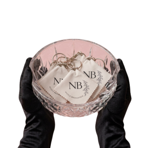 מחזיק מפתחות קומפקטי שמכיל בתוכו מטלית מיקרופייבר איכותית לניקוי משקפיים, מסכים או תכשיטים – תמיד זמין ונוח לשליפה